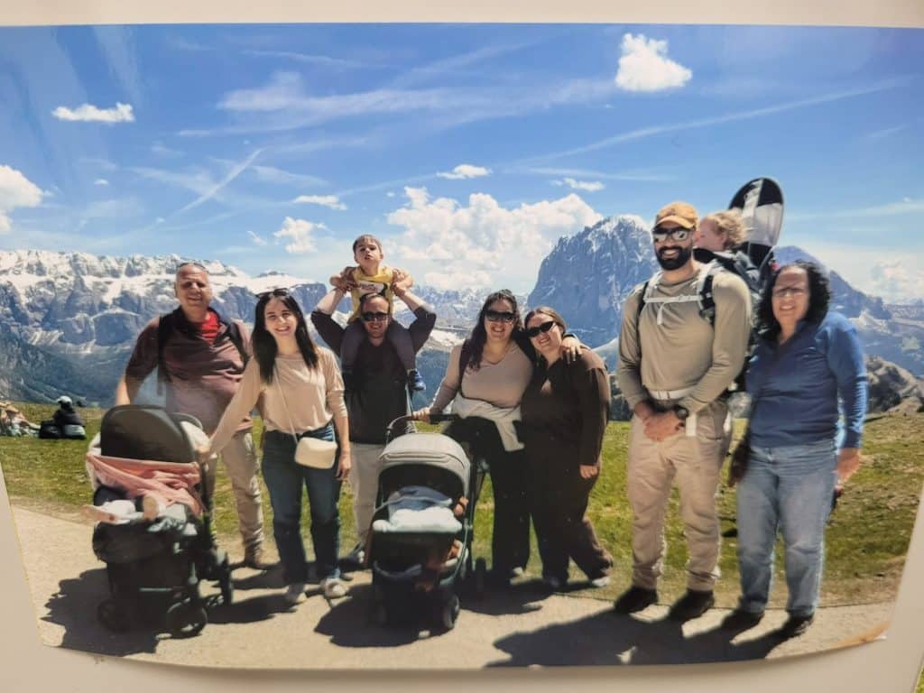 כל השבט ביום הולדת האחרון של אמיר (הבן שנפל). מאז נולדה עוד נכדה. - באדיבות אורנה ומשפחתה